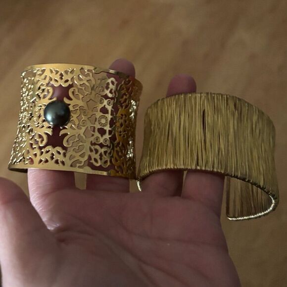 The Vintage Twin Oversized Statement bangle bracelet in gold tone - Picture 6 of 6